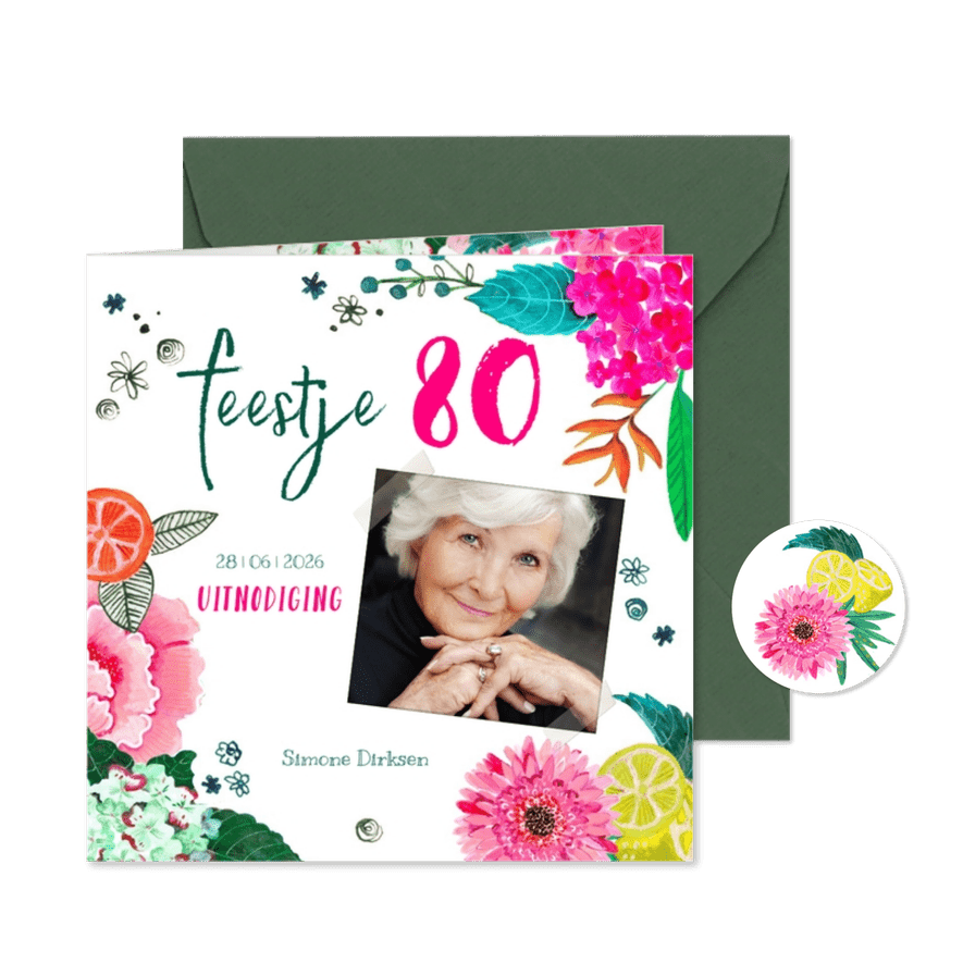 Uitnodiging 80 jaar verjaardag met foto en bloemen - Kaartimpressie