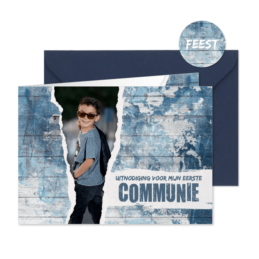 Uitnodiging eerste communie houtlook doorkijkje blauw stoer - Kaartimpressie