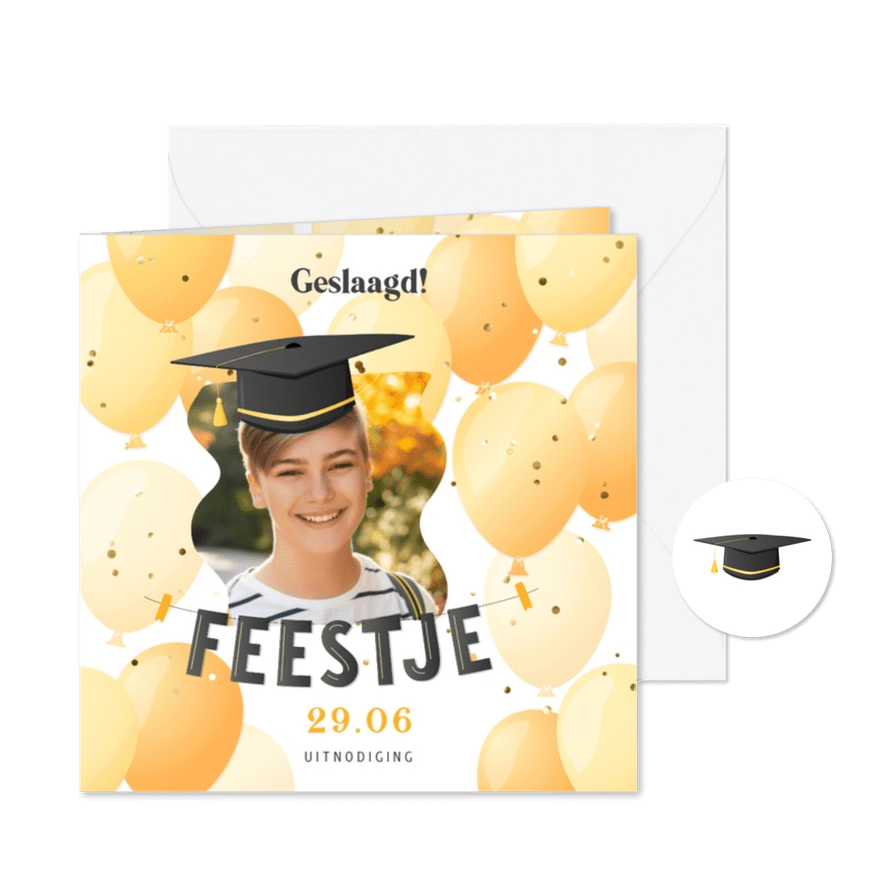 Uitnodiging feestje geslaagd eigen foto met afstudeerhoedje - Kaartimpressie
