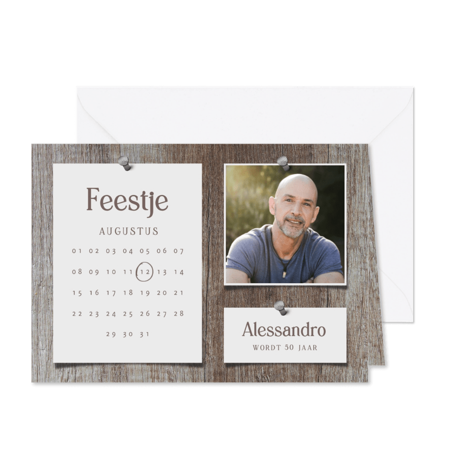 Uitnodiging feestje kalender hout met foto's en spijkers - Kaartimpressie