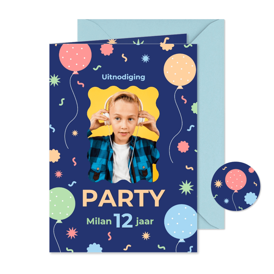 Uitnodiging feestje met foto, confetti en ballonnen blauw - Kaartimpressie