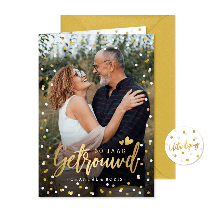 Uitnodiging huwelijksjubileum met grote foto en confetti - Kaartimpressie