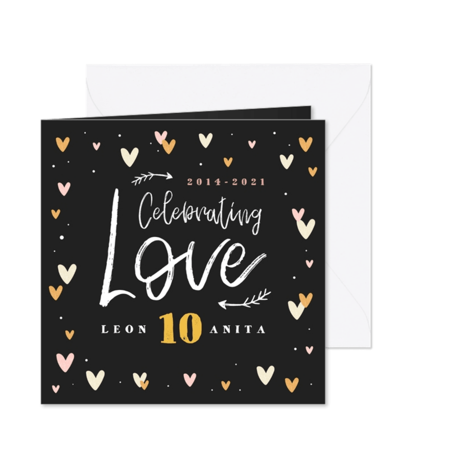 Uitnodiging jubileum hip met hartjes pijltjes en confetti - Kaartimpressie