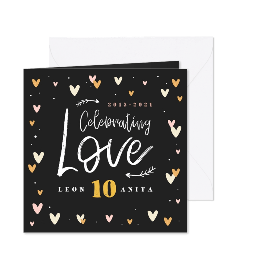 Uitnodiging jubileum hip met hartjes pijltjes en confetti - Kaartimpressie