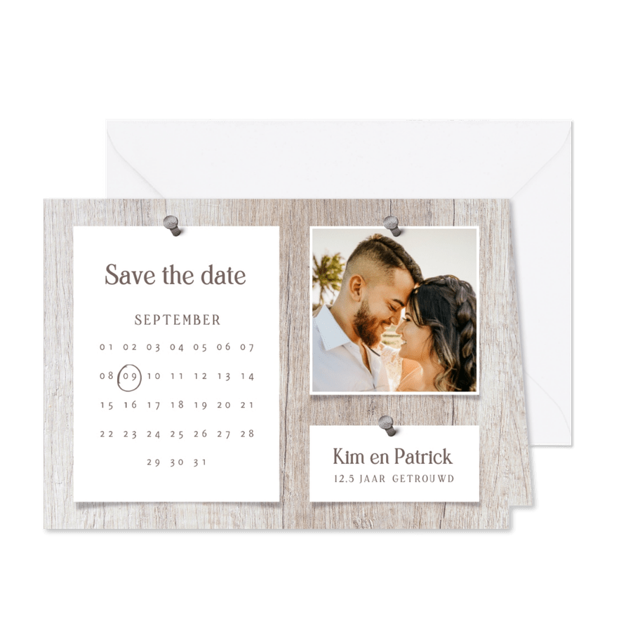 Uitnodiging jubileum kalender hout met foto's en spijkers - Kaartimpressie