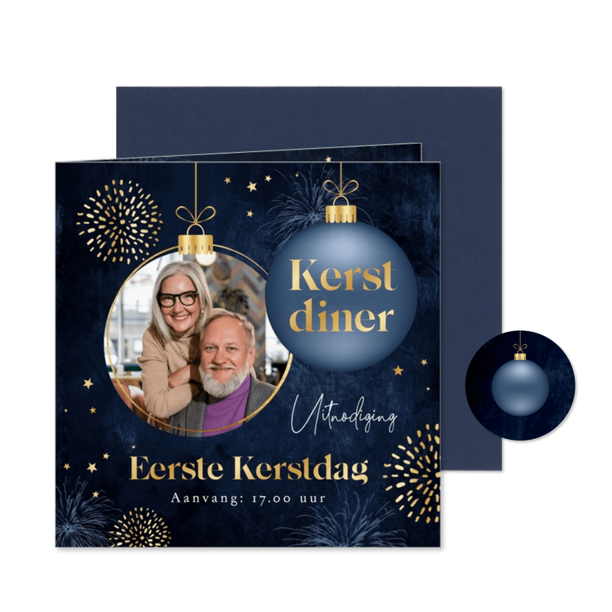 Uitnodiging kerstdiner kerstbal vuurwerk sterren foto goud - Kaartimpressie