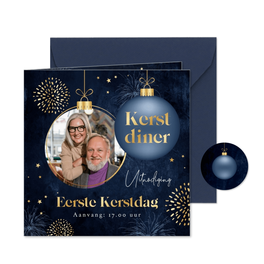 Uitnodiging kerstdiner kerstbal vuurwerk sterren foto goud - Kaartimpressie