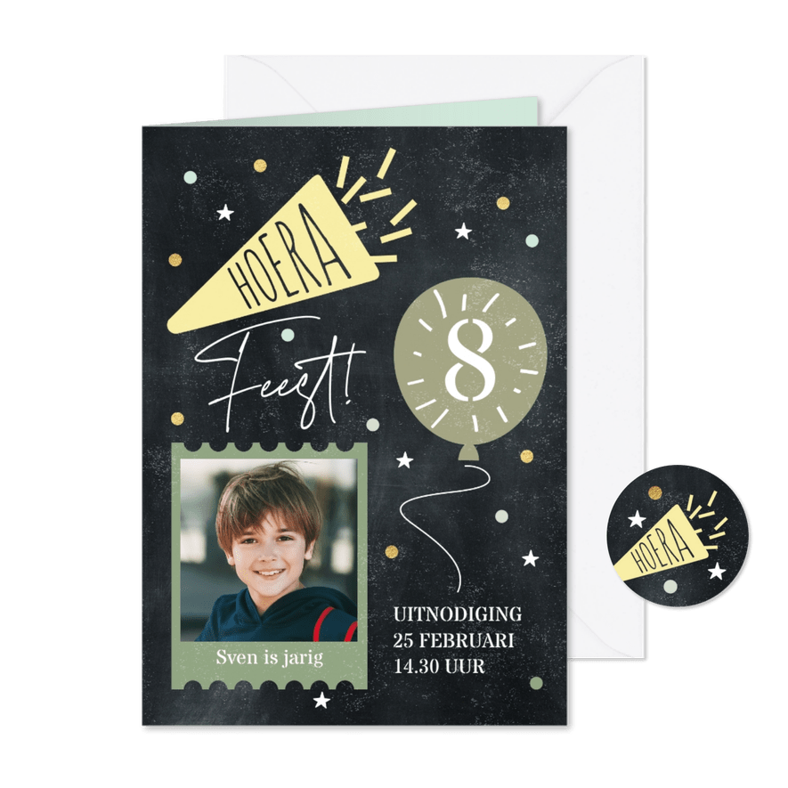 Uitnodiging kinderfeestje jongen stoer krijtbord - Kaartimpressie