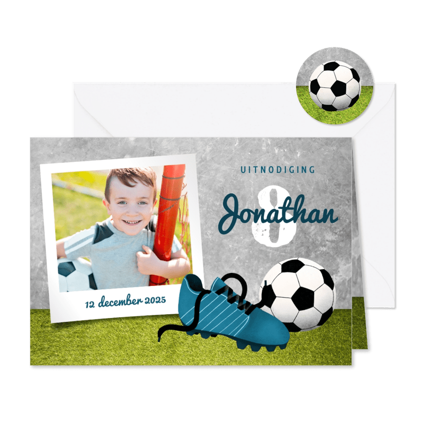 Uitnodiging kinderfeestje met gras, voetbal en voetbalschoen - Kaartimpressie