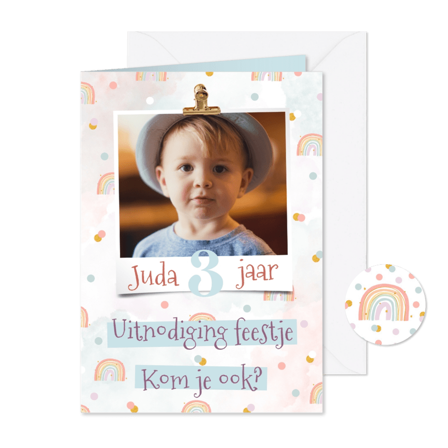 Uitnodiging kinderfeestje met regenboogjes, confetti en foto - Kaartimpressie