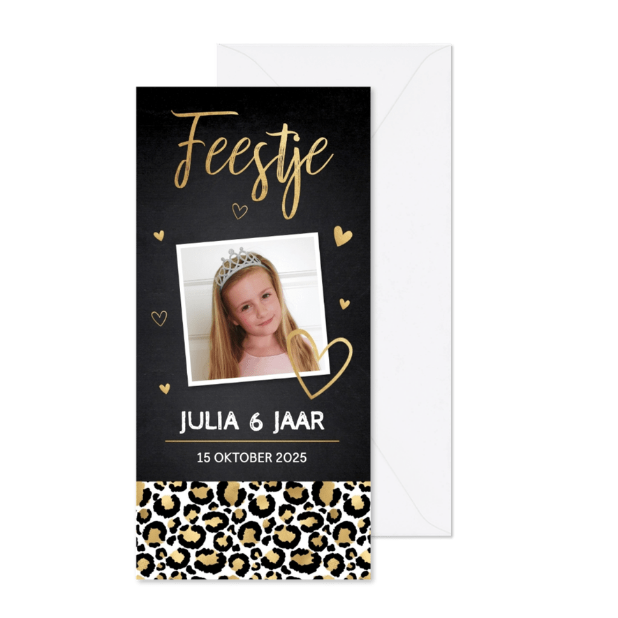 Uitnodiging kinderfeestje panterprint krijtbord goudlook - Kaartimpressie