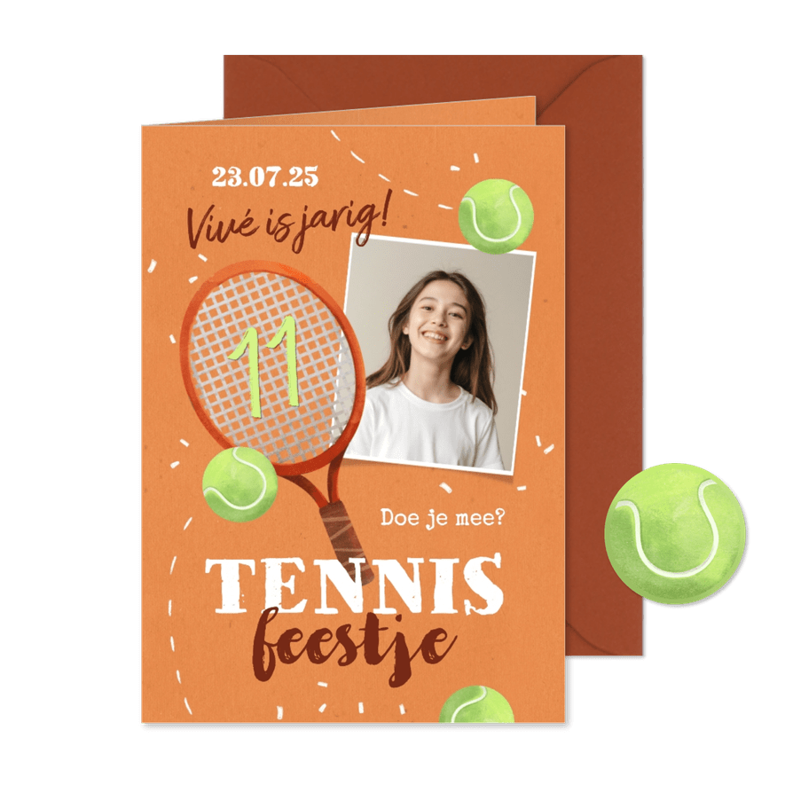Uitnodiging kinderfeestje tennis foto racket bal veld - Kaartimpressie