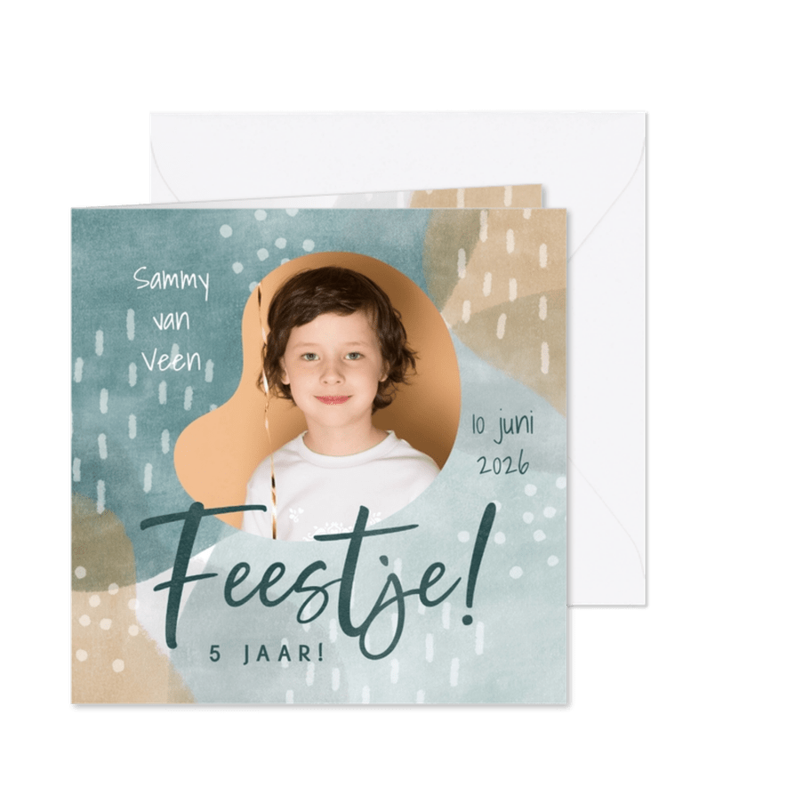 Uitnodiging kinderfeestje vormen foto en 'Feestje!' - Kaartimpressie