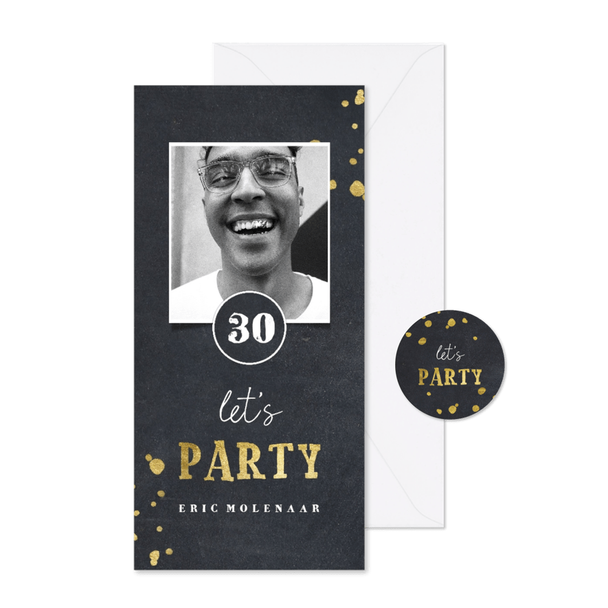 Uitnodiging met gouden spetters en foto krijtbord - Kaartimpressie