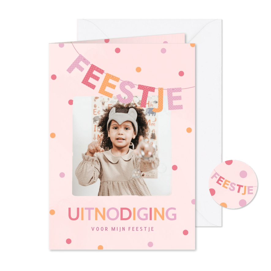 Uitnodiging met letter slinger voor kinderfeestje  - Kaartimpressie