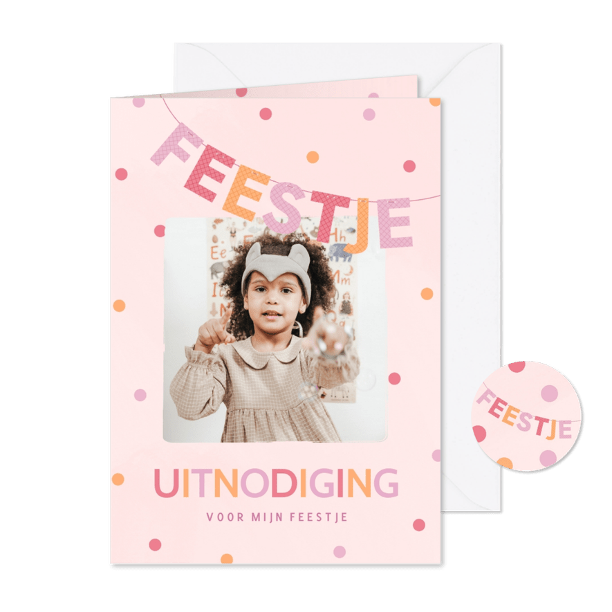 Uitnodiging met letter slinger voor kinderfeestje  - Kaartimpressie