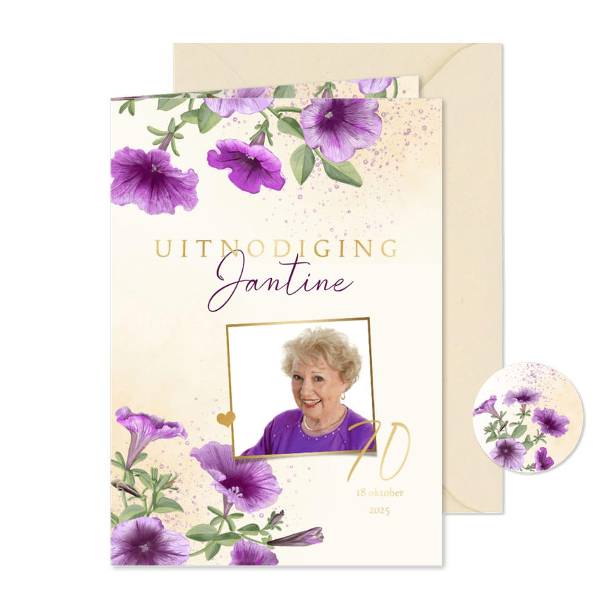 Uitnodiging met paarse petunia's - Kaartimpressie