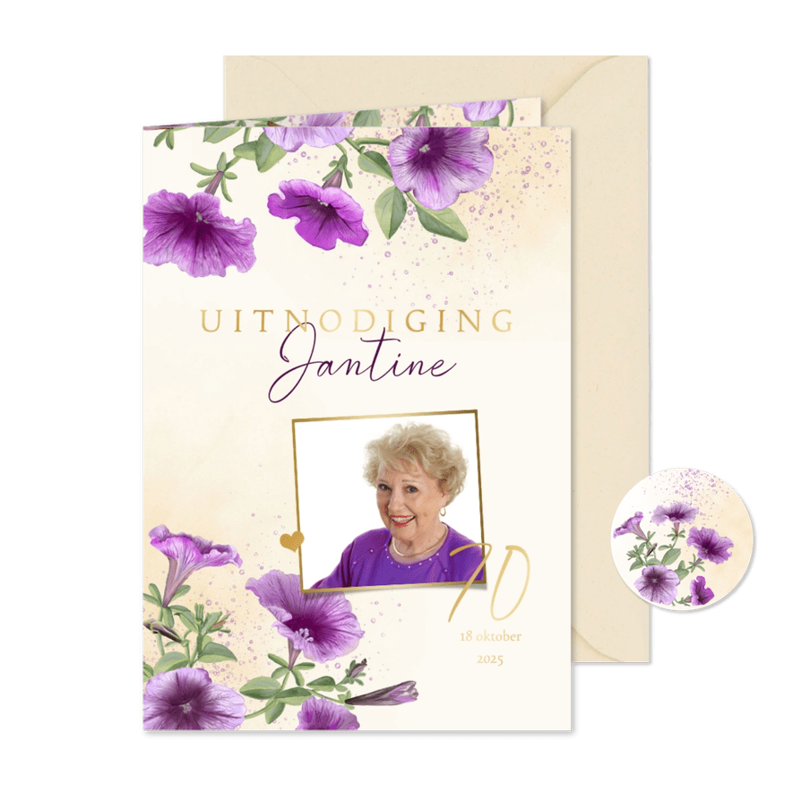 Uitnodiging met paarse petunia's - Kaartimpressie