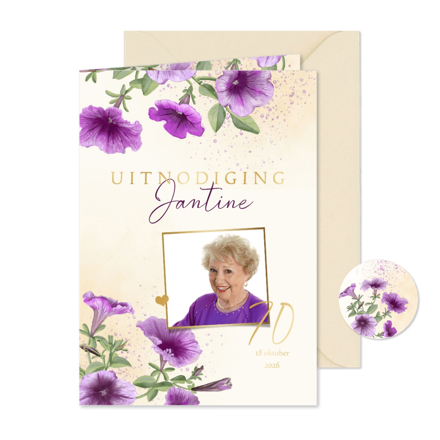 Uitnodiging met paarse petunia's - Kaartimpressie