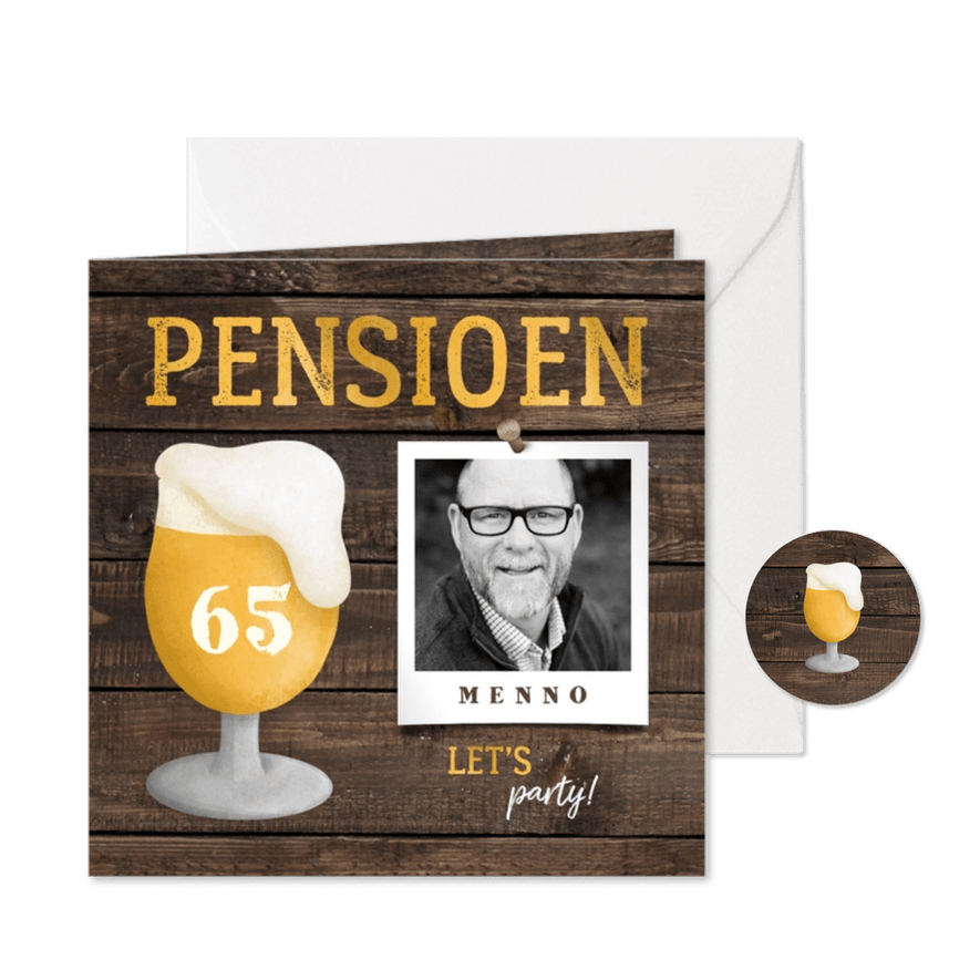 Uitnodiging pensioen bierglas met foto en leeftijd - Kaartimpressie