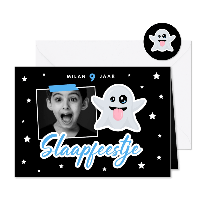 Uitnodiging slaapfeestje met emoji spookje en foto zwart - Kaartimpressie