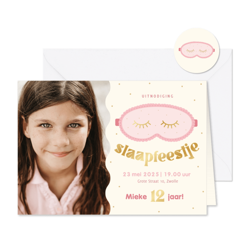 Uitnodiging slaapfeestje met foto slaapmasker roze - Kaartimpressie