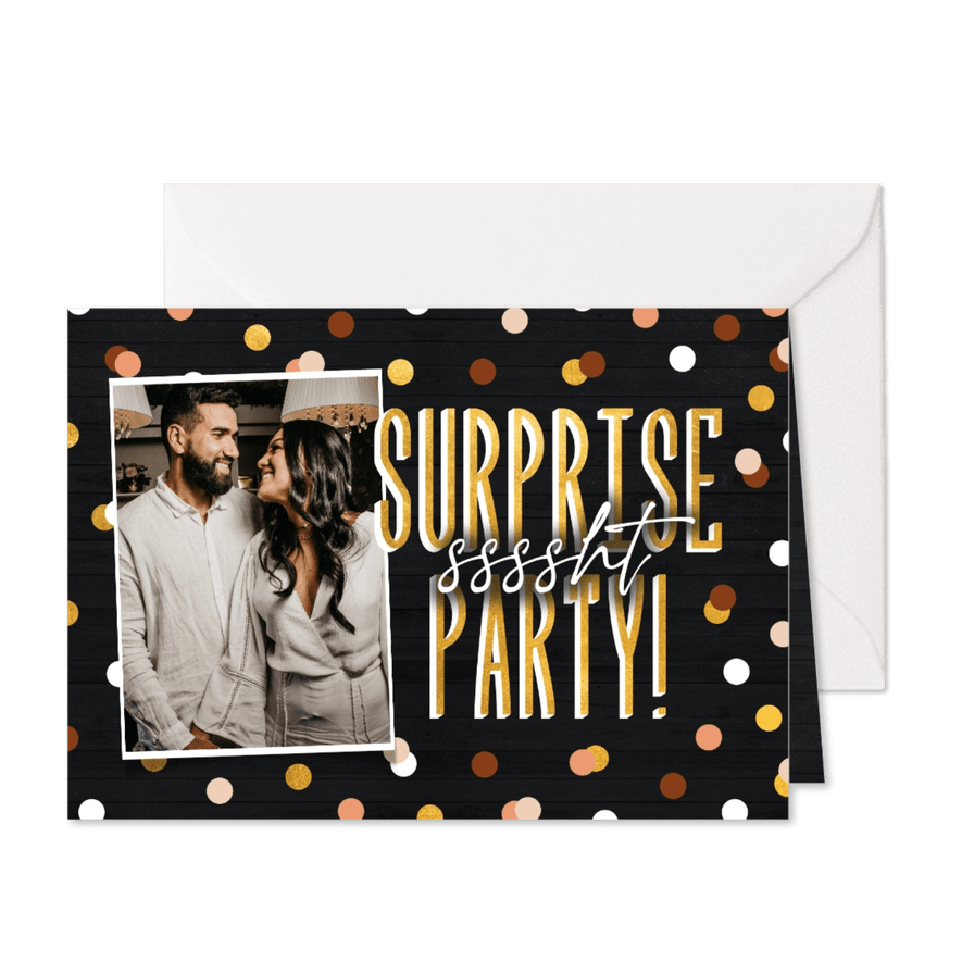 Uitnodiging surprise party krijtbord met confetti en foto - Kaartimpressie