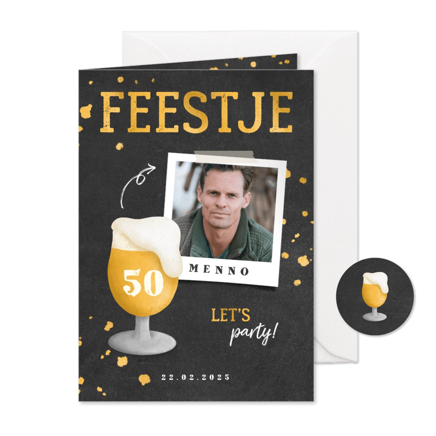 Uitnodiging verjaardag bierglas met foto en leeftijd - Kaartimpressie