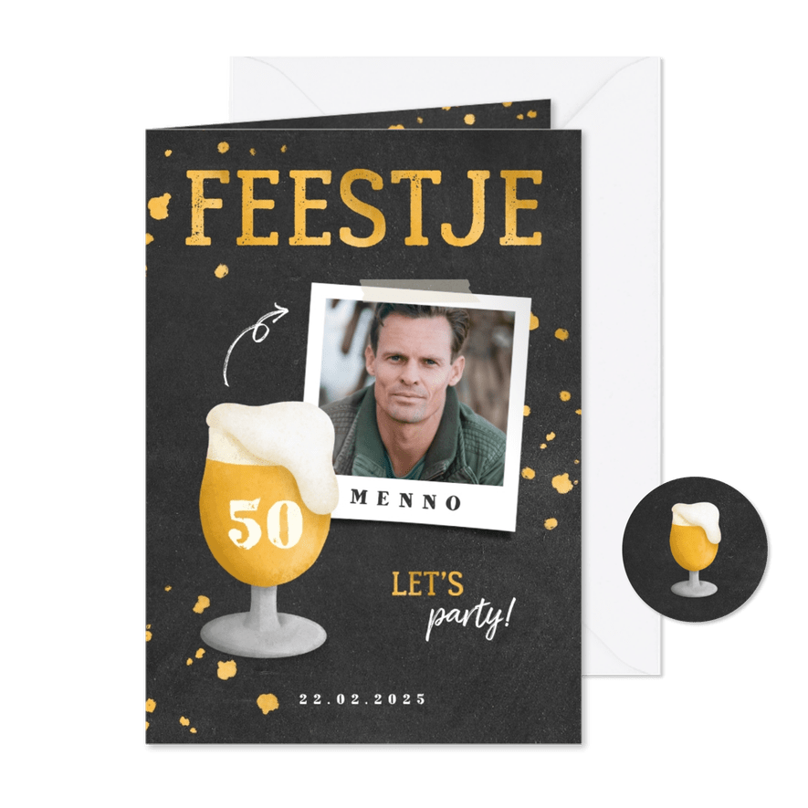 Uitnodiging verjaardag bierglas met foto en leeftijd - Kaartimpressie