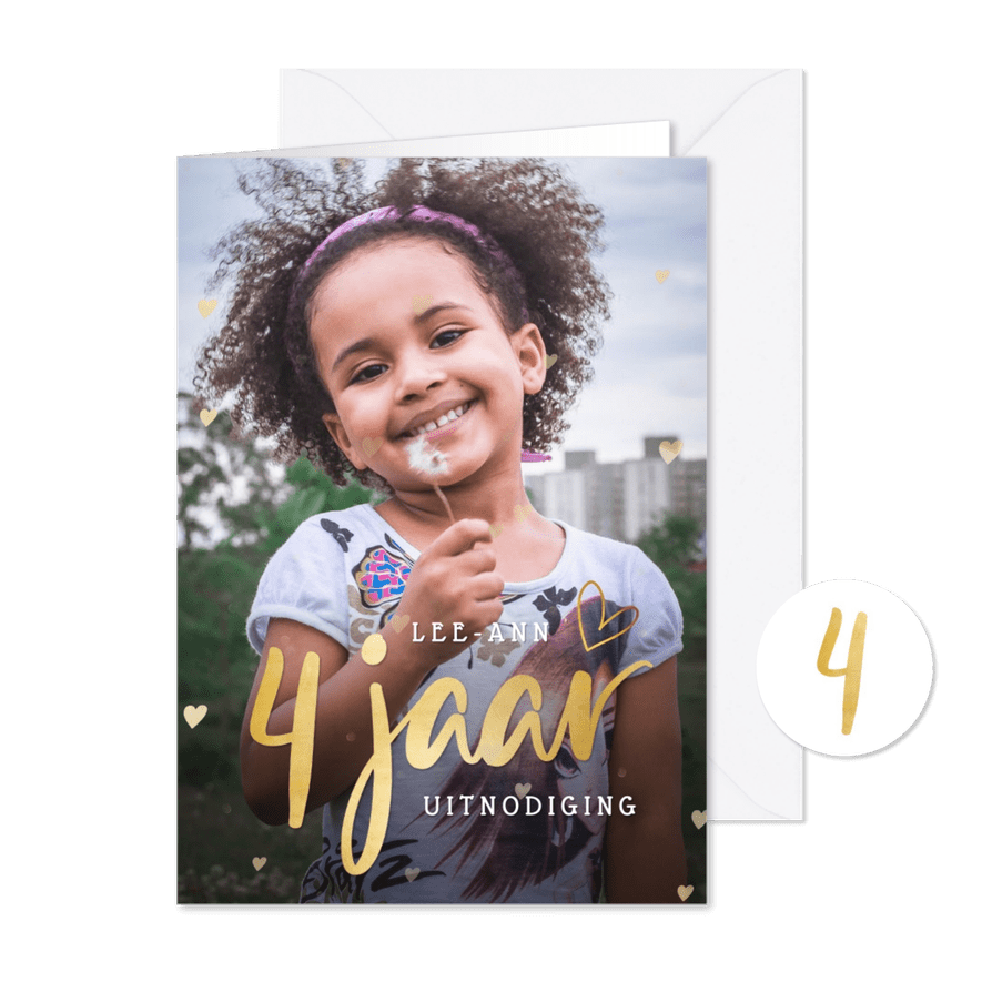Uitnodiging verjaardag kind 4 jaar met eigen foto en hartjes - Kaartimpressie