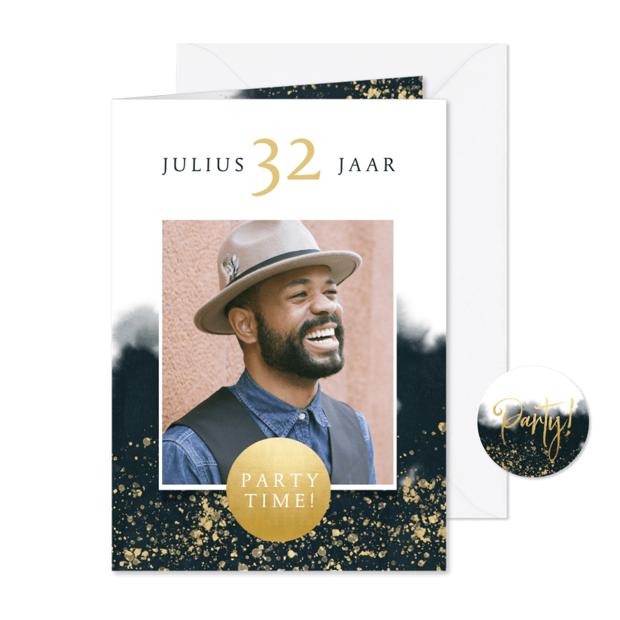 Uitnodiging verjaardag met waterverf, gouden spetters & foto - Kaartimpressie