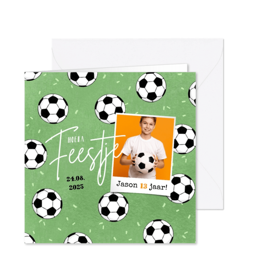 Uitnodiging verjaardag voetbal veld confetti foto toernooi - Kaartimpressie