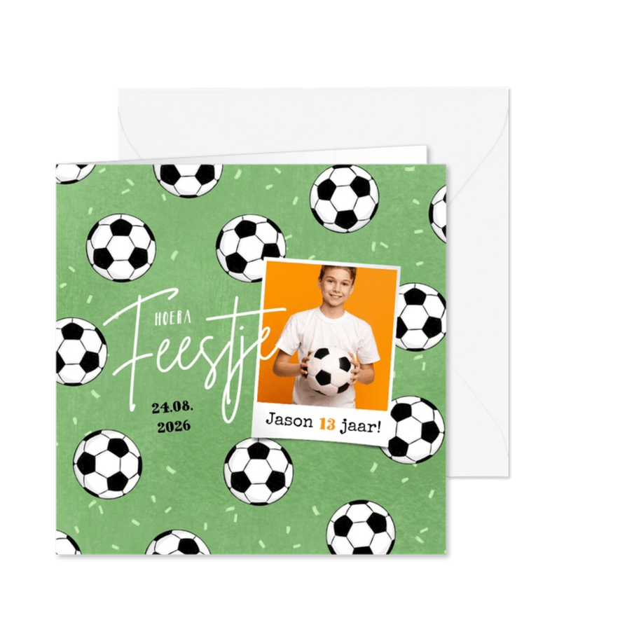 Uitnodiging verjaardag voetbal veld confetti foto toernooi - Kaartimpressie