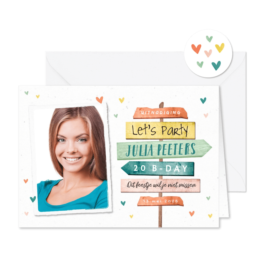 Uitnodiging verjaardag wegwijzers vrouw hip foto hartjes - Kaartimpressie
