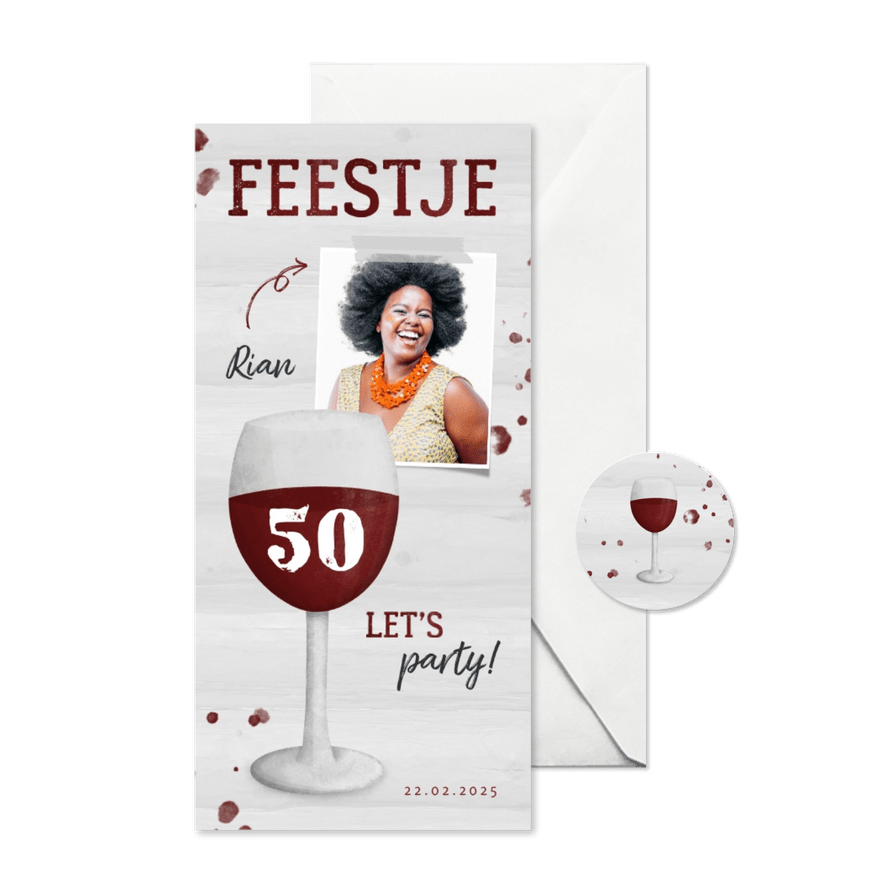 Uitnodiging verjaardag wijnglas met foto en leeftijd - Kaartimpressie