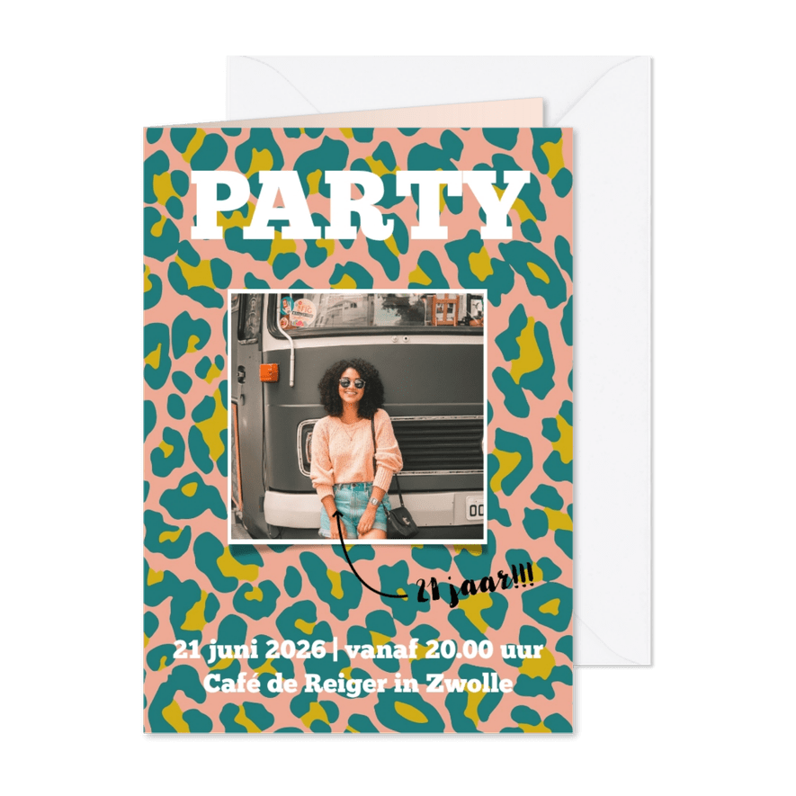 Uitnodiging voor een verjaardagsfeest met hippe panterprint - Kaartimpressie