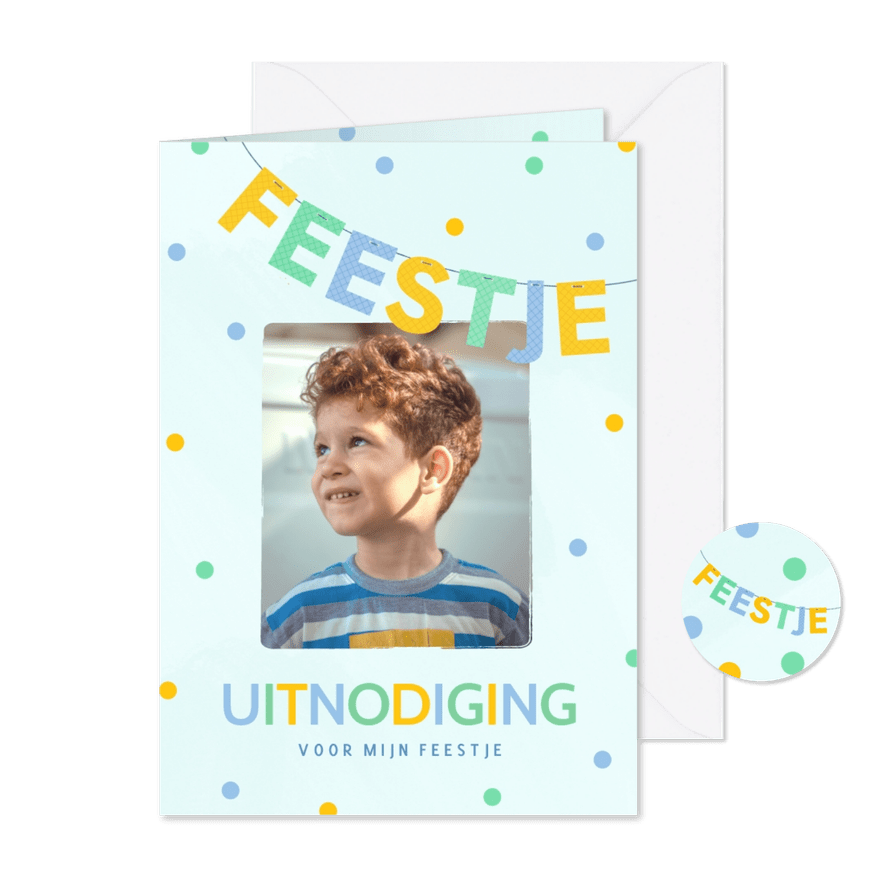 Uitnodiging voor kinderfeestje met letter slinger blauw - Kaartimpressie