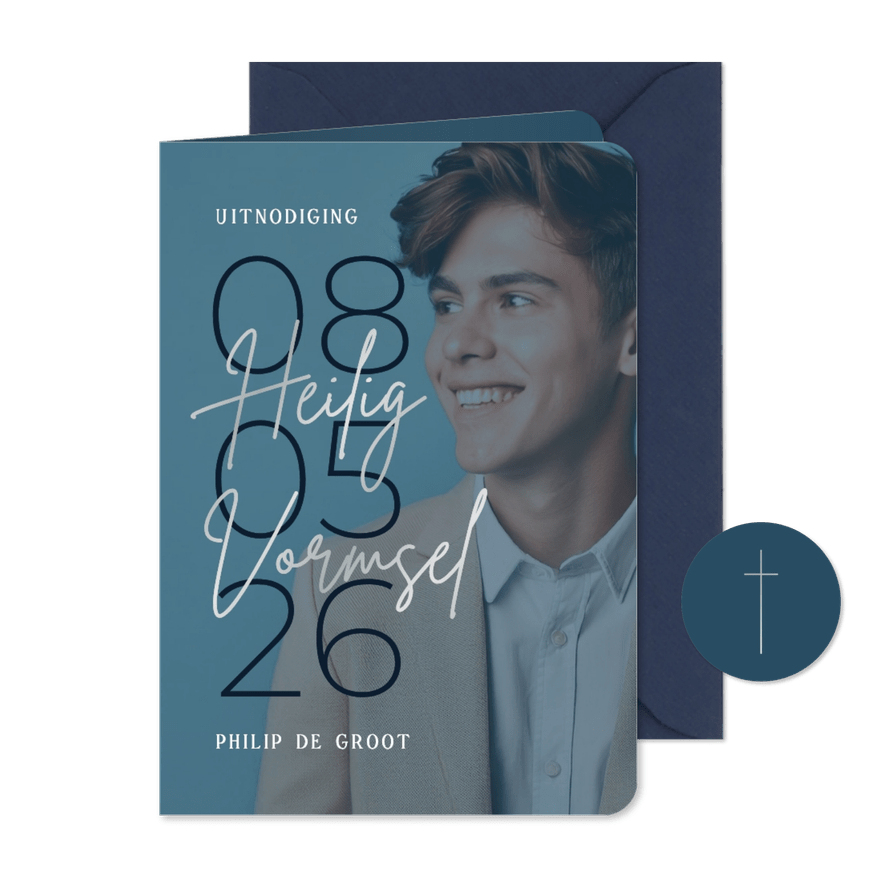 Uitnodiging vormsel grote datum grote foto blauw zilver - Kaartimpressie