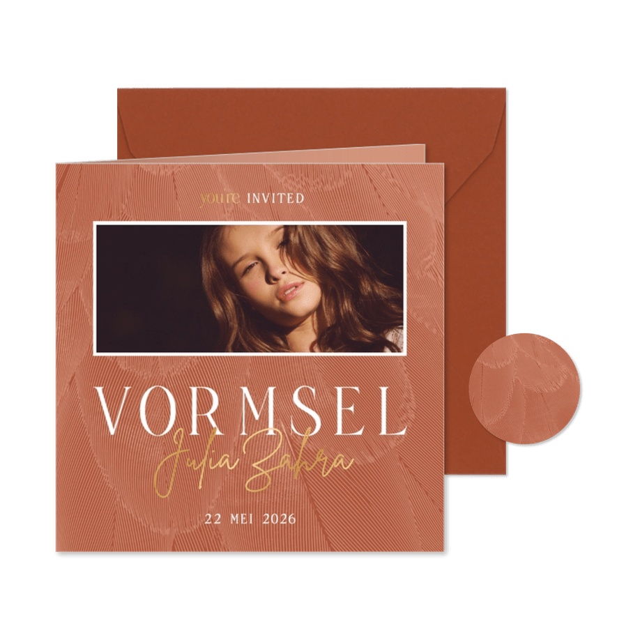Uitnodiging vormsel stijlvol met veren terracotta - Kaartimpressie