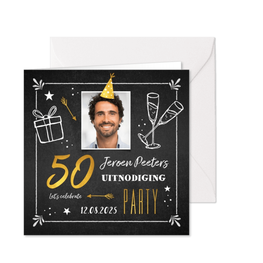 Uitnodigingskaart man verjaardag 50 jaar krijtbord goud - Kaartimpressie
