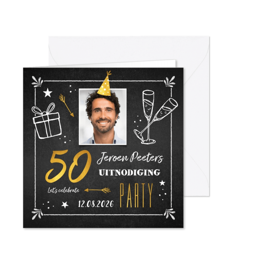 Uitnodigingskaart man verjaardag 50 jaar krijtbord goud - Kaartimpressie