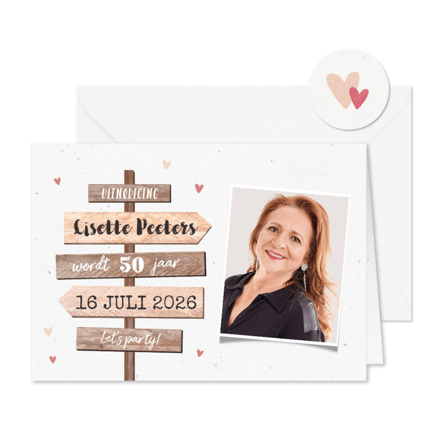 Uitnodigingskaart vrouw wegwijzers hout hartjes foto - Kaartimpressie