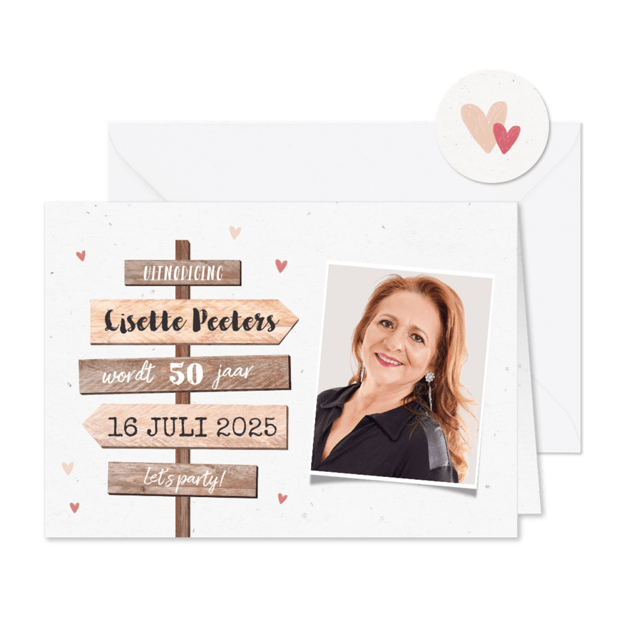 Uitnodigingskaart vrouw wegwijzers hout hartjes foto - Kaartimpressie