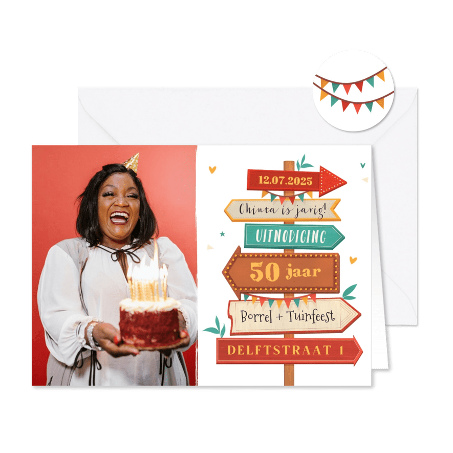 Uitnodigingskaart wegwijzers hout foto tuinfeest slingers  - Kaartimpressie