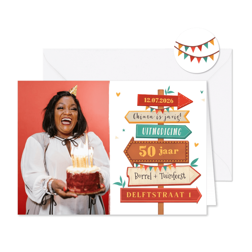 Uitnodigingskaart wegwijzers hout foto tuinfeest slingers  - Kaartimpressie