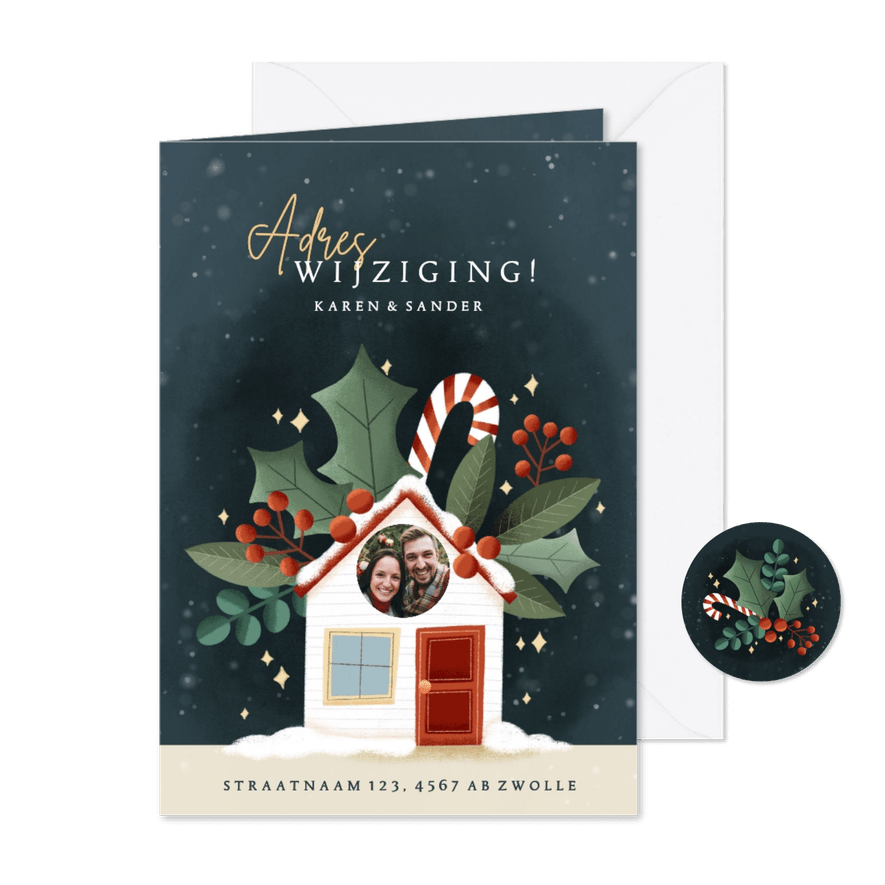 Verhuiskaart met kersthuisje, hulst, zuurstokken & foto - Kaartimpressie