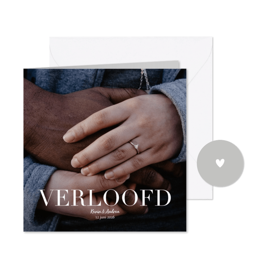Verlovingskaartje grote foto en witte typografie verloofd - Kaartimpressie