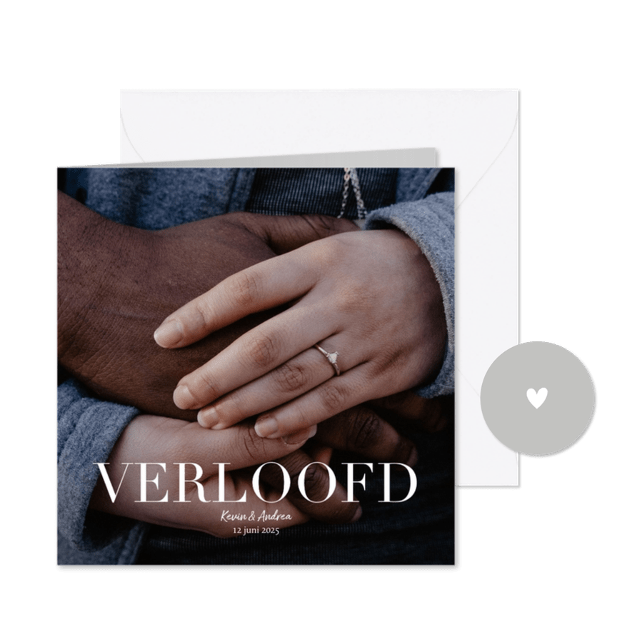 Verlovingskaartje grote foto en witte typografie verloofd - Kaartimpressie
