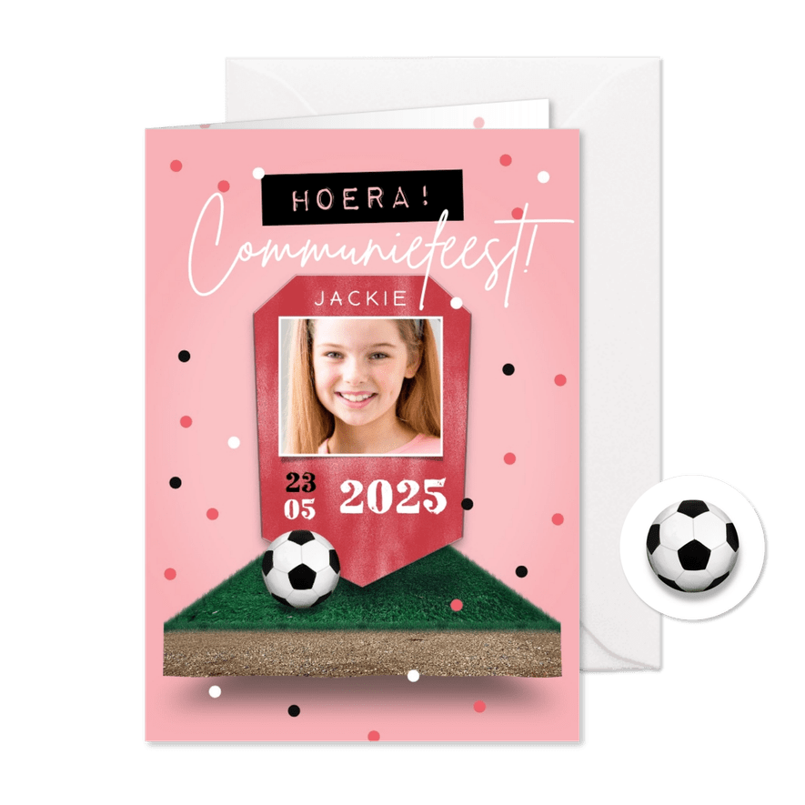 Voetbalfeestje communie meisje voetbal confetti roze - Kaartimpressie