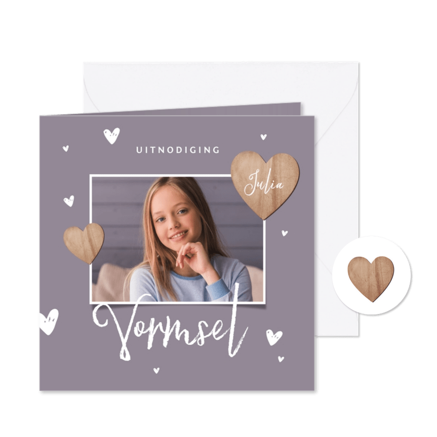 Vormsel uitnodigingskaart meisje houten hartjes foto - Kaartimpressie